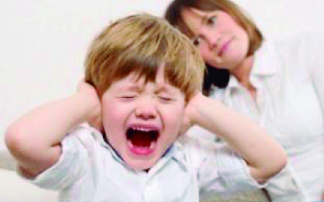 ¿Por qué los niños se portan peor con los padres que con los extraños?